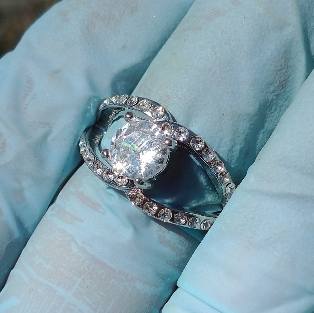 Video in listing. Women`s silver tone crystal ring. Size 7.